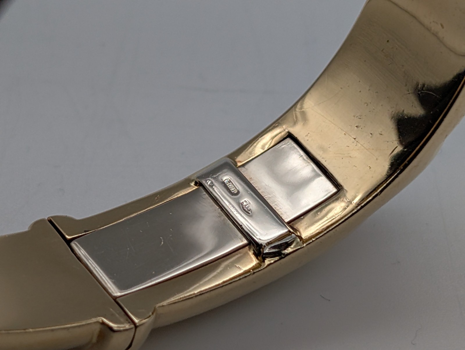 Ladies 750/18K Yellow Gold 0.44ct Diamond Bangle – 71.45g – Up to 16cm N1675