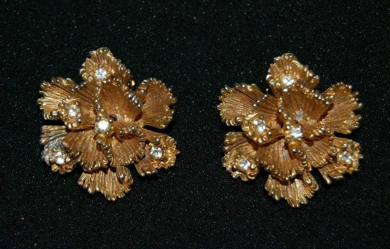 VTG MCM COUTURE GOLDEN FLOWING RIBBON FLOWER & RHINESTONE ACCENTS CLIP EARRINGS