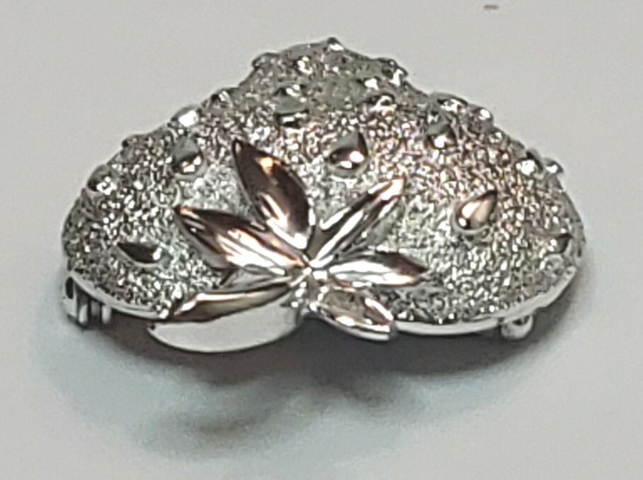 Sarah Coventry Silver Strawberry Silver Tone Metal Brooch Pin Lapel Scarf Pin
