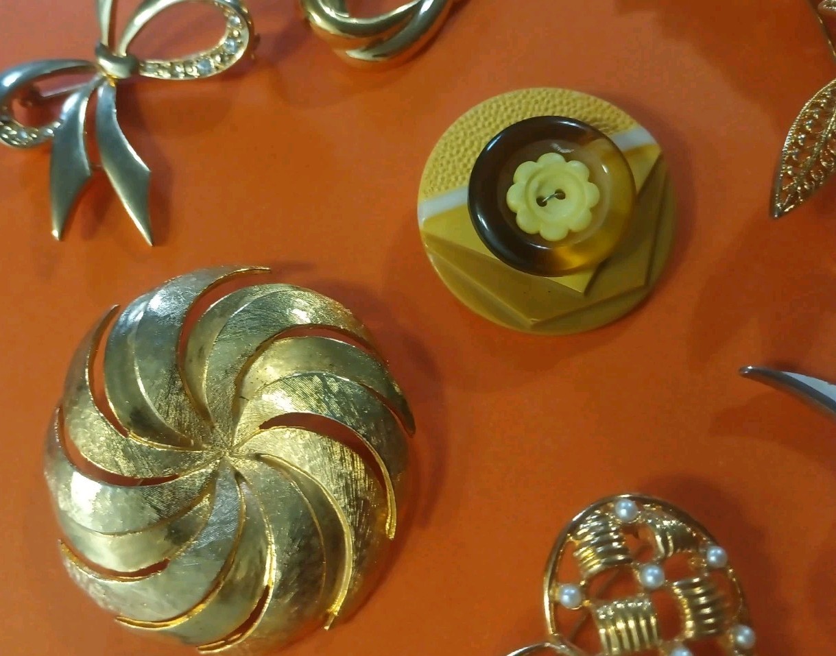 Vintage Brooch Pin Lot 14 Unique Variety Costume Jewelry As Pictured