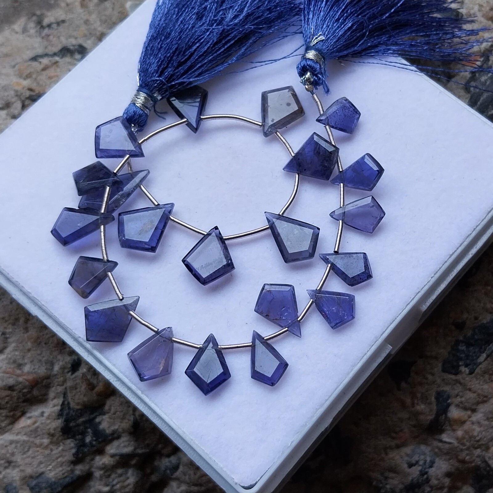 37 Carat 7.5×9.5-10.5×13.5 MM Natural Blue Purple Iolite Fancy Cut 8 Inch Beads