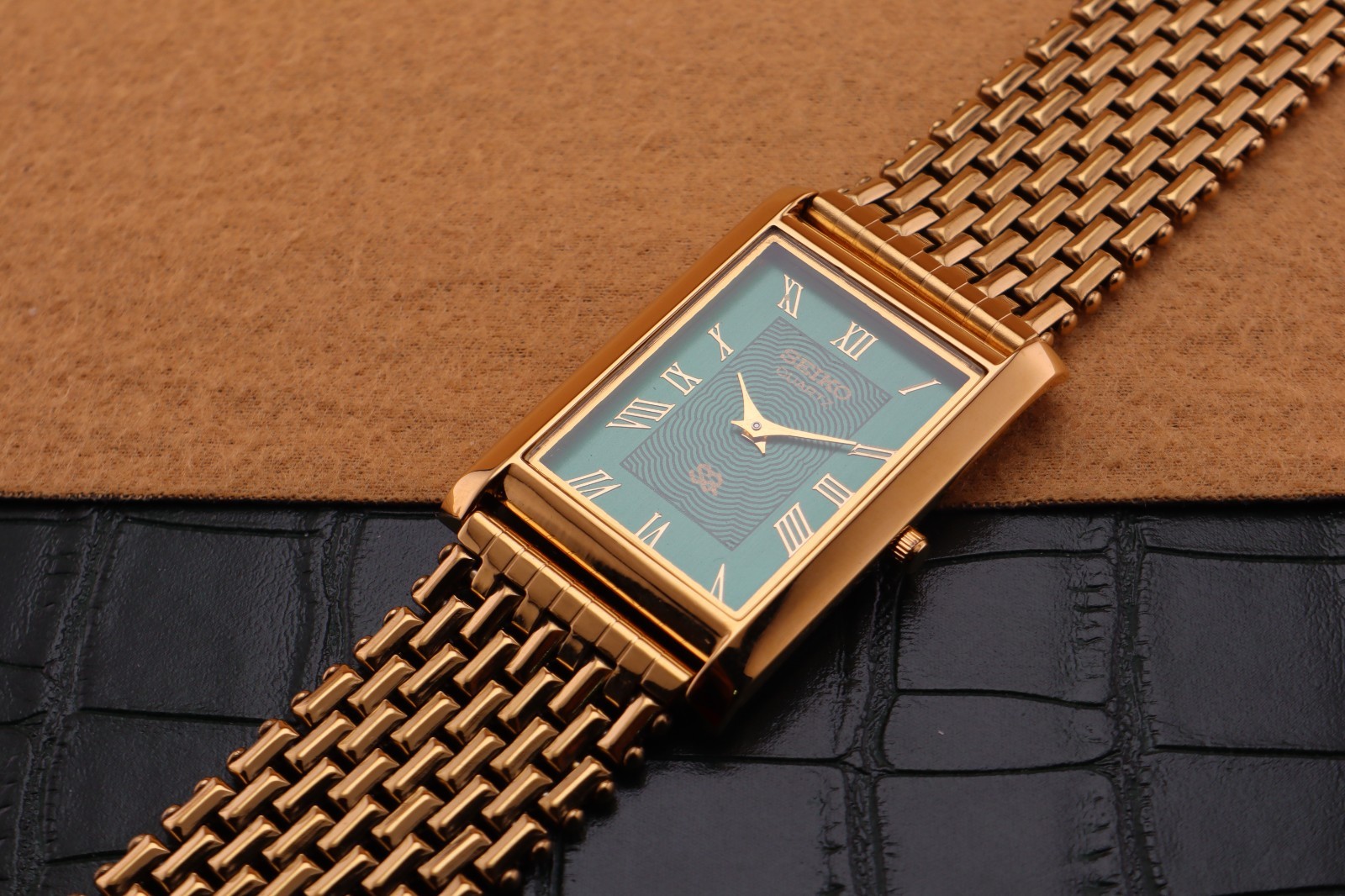 Vintage Seiko Slim Quartz Men’s Wrist Watch Green Dial with Gold Bracelet.