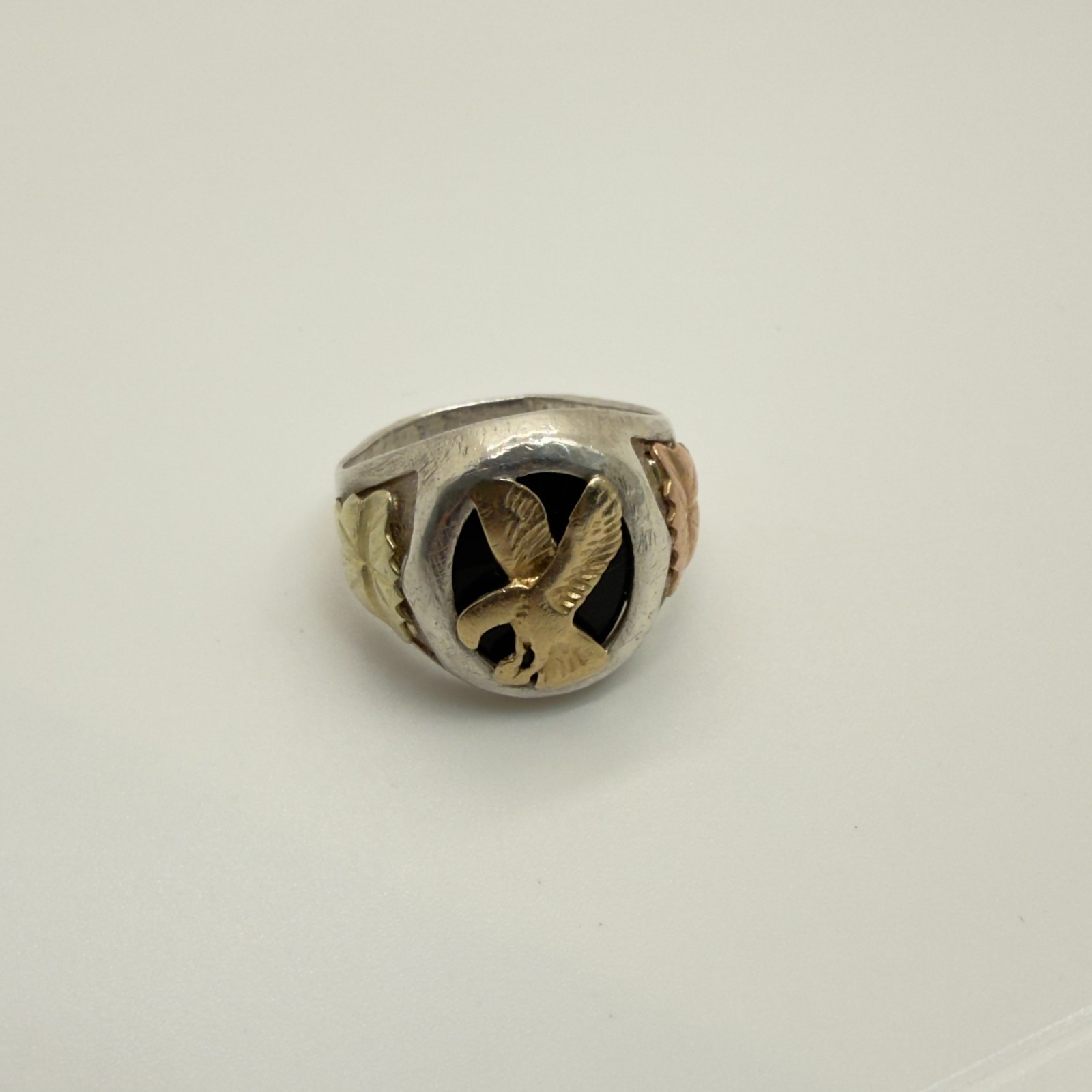 Landstrom’s 12K Black Hills Gold Sterling Silver Men’s Eagle Onyx Ring Size 9.5