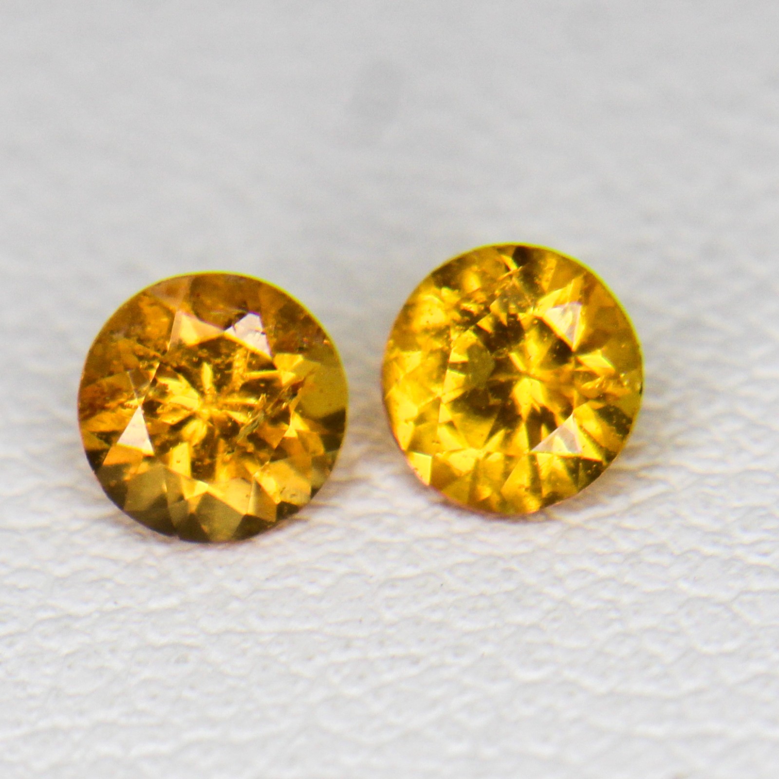 Natural Faceted Orange Garnet Pair In Round Shape 0.60 Carats 4x4x3 mm Size