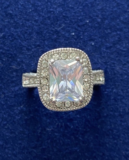Sparkling Cocktail Dinner Ring Size 7 Silver Tone White Rhinestones