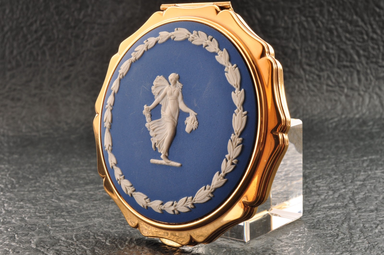 Near mint, England brand “Wedgwood” powder compact and LIP VIEW blue and blue.