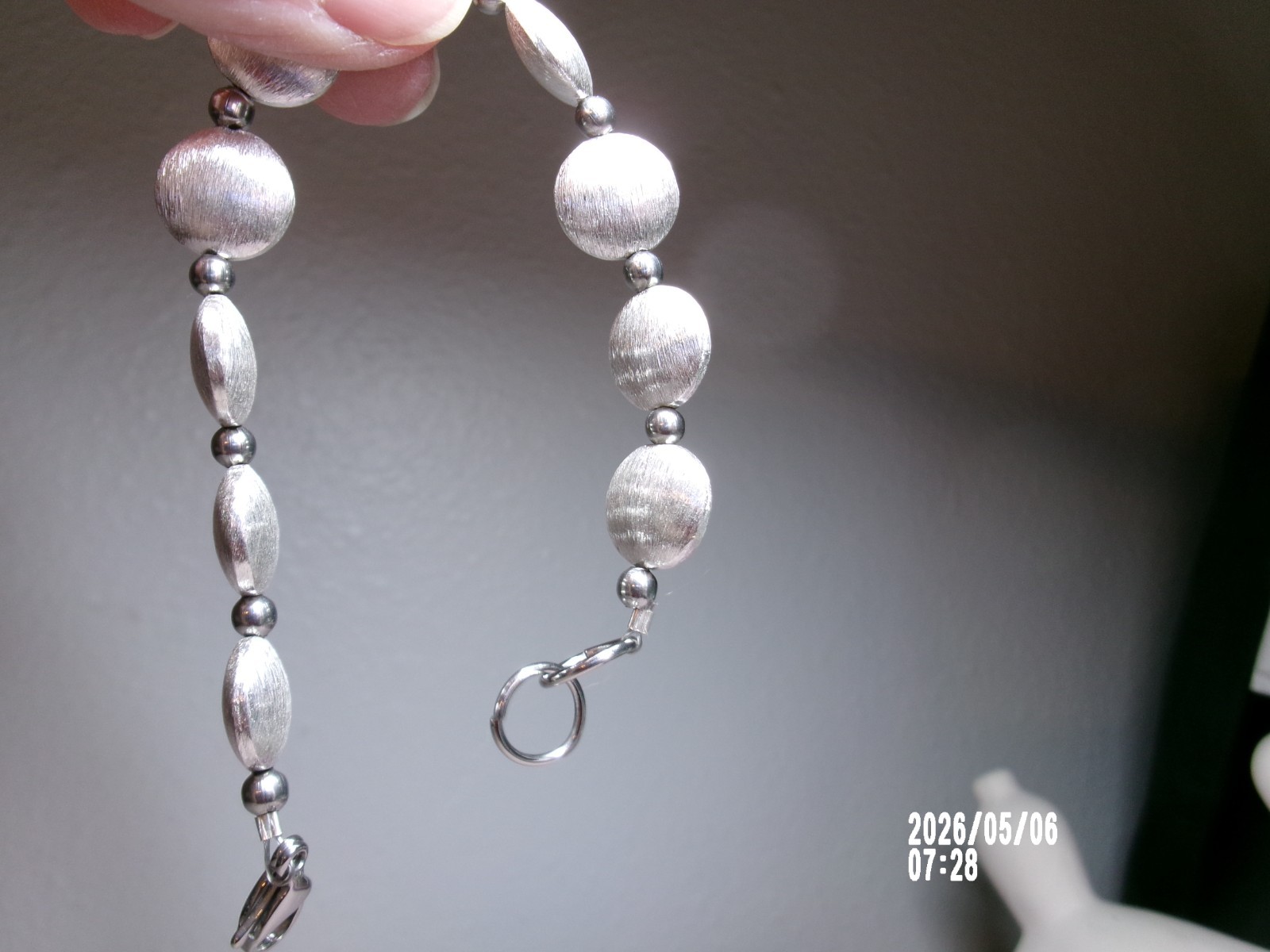 SILVER BRUSHED FINISH PUFFY CIRCLE LINK BEADED BANGLE/BRACELET 7″L