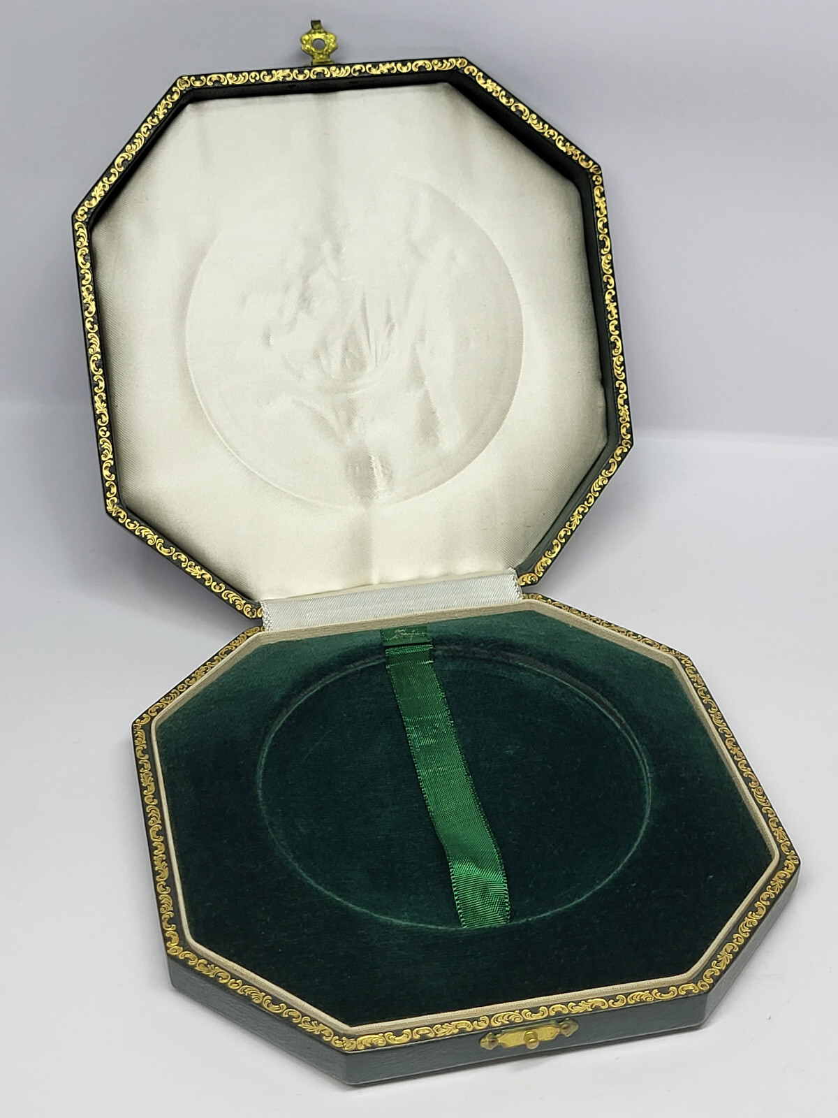 Antique Vintage Empty JEWELRY BOX for a Medal with 3 1/2 Inches in Diameter #2