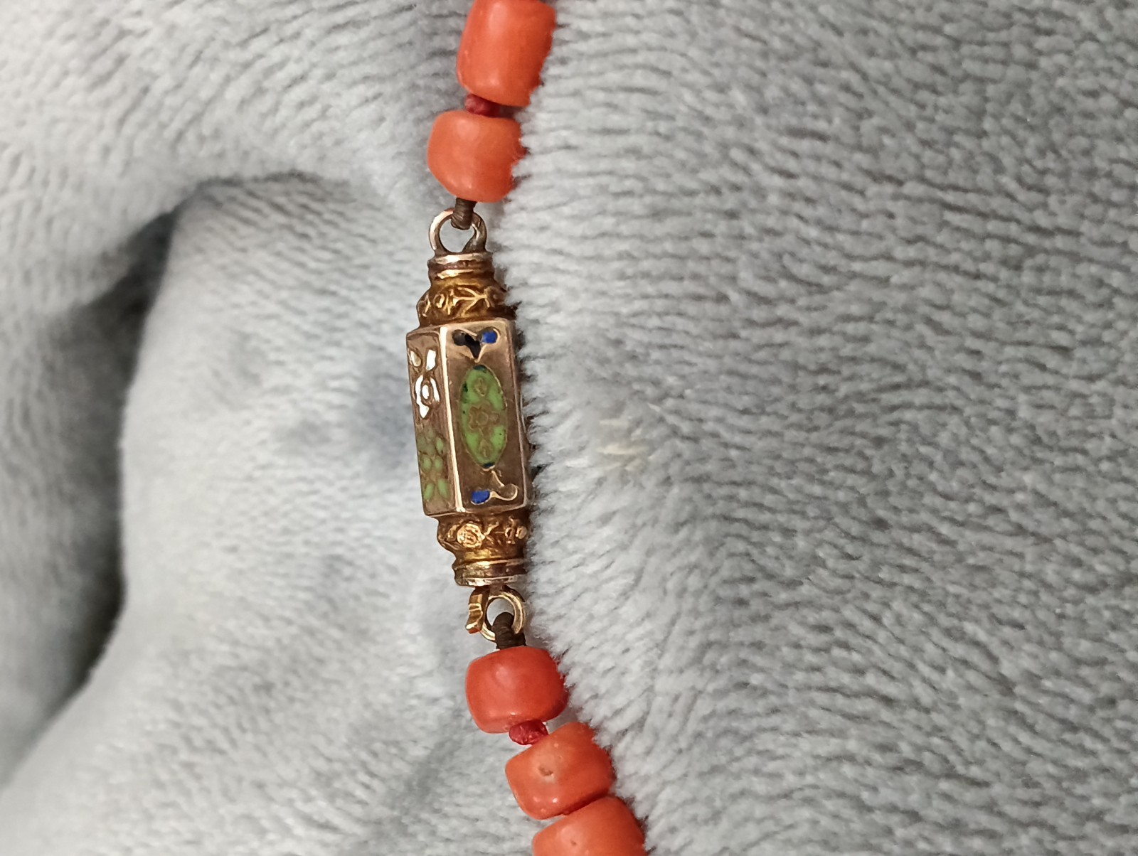 Antique Sciacca Coral Barrel Necklace with Susta in 12kt Gold Enamel
