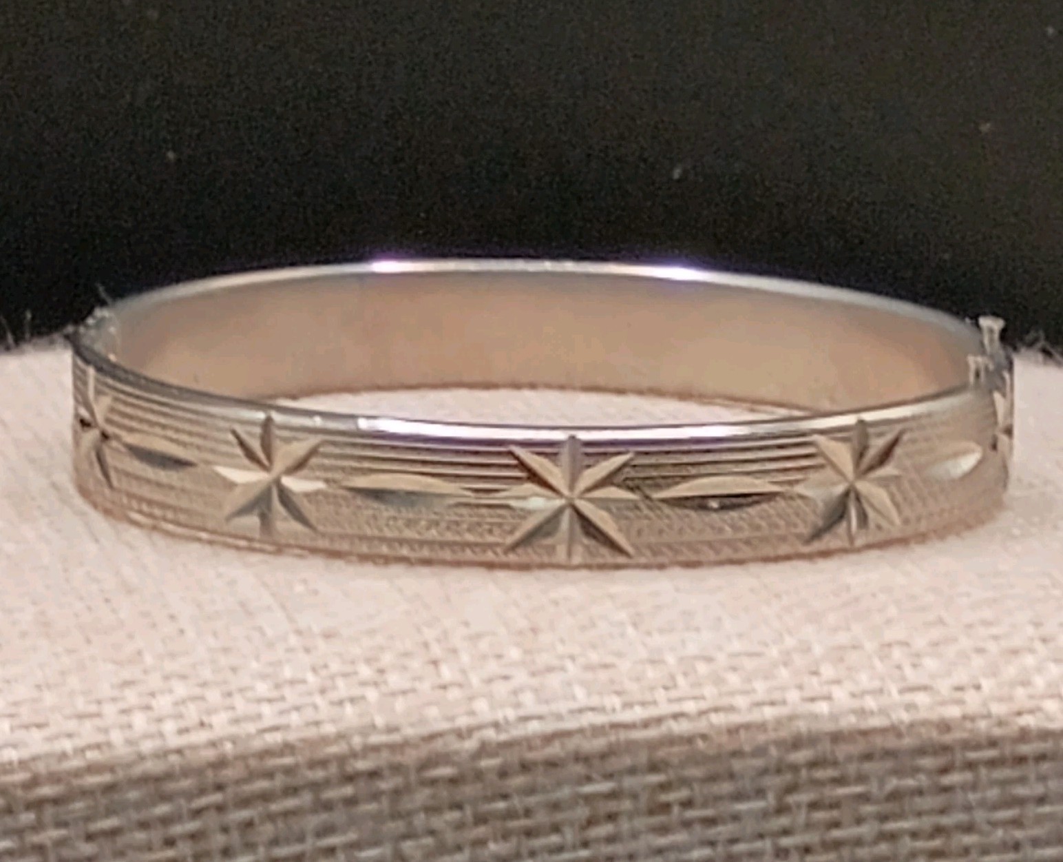 Vintage Silver Tone Hinged Bangle Bracelet 7″ Etched Stars Celestial Push Lock