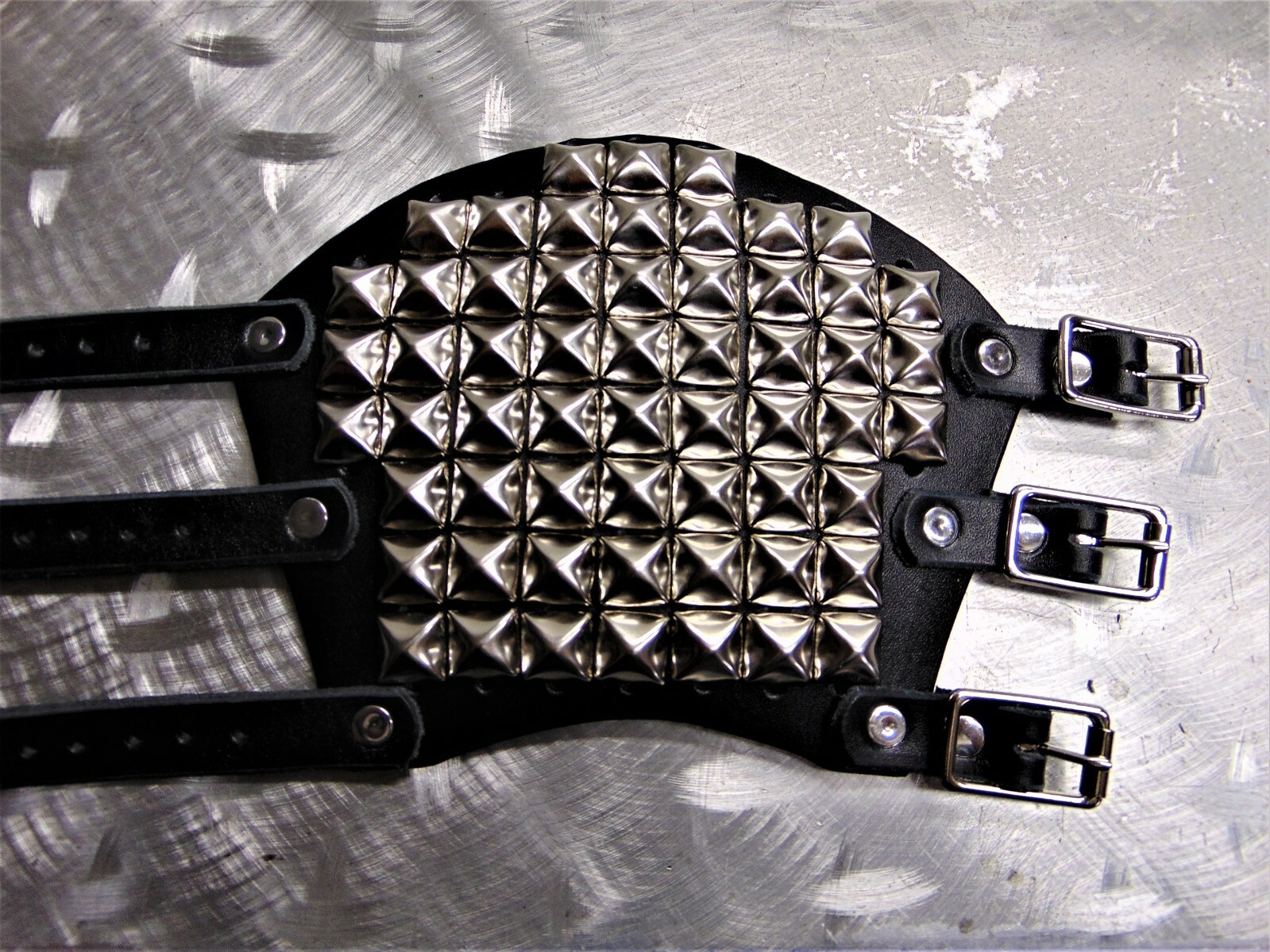 BLACK STUDDED LEATHER GAUNTLET. BLACK DEATH (MDLG0243)….. EXITER