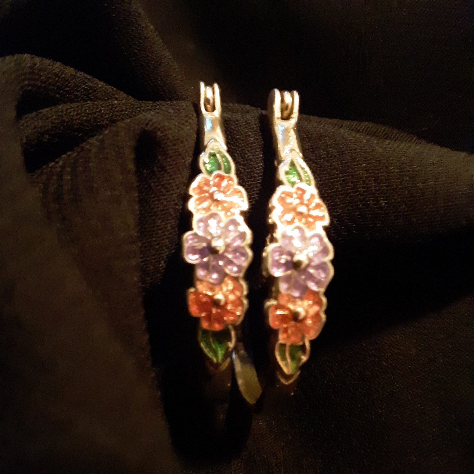925 NAVADA SILVER DOUBLE HOOP ENAMELED FLORAL DESIGN PIERCED EARRINGS