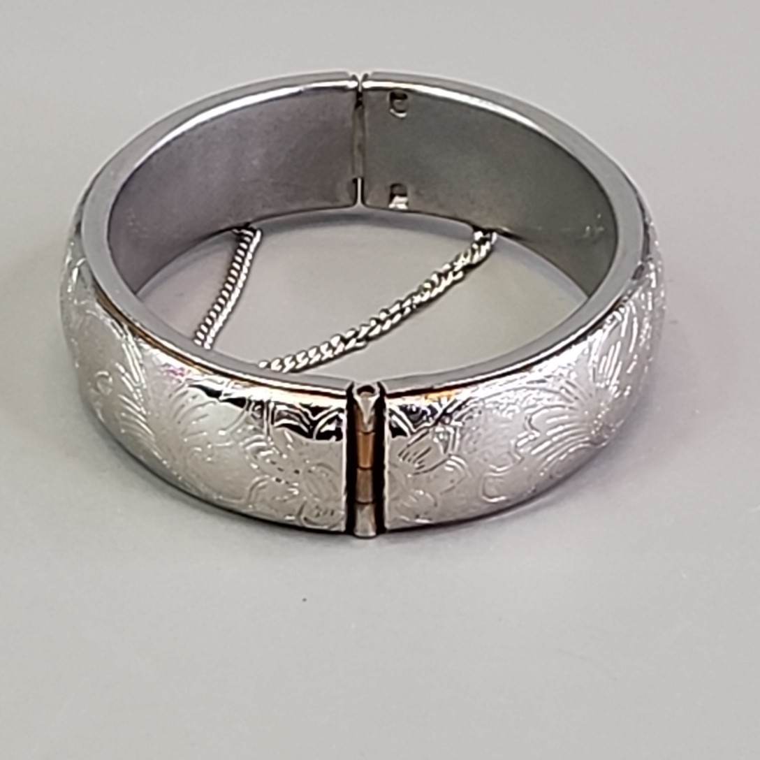 Vintage Etched Bangle Bracelet 15mm Hinged Silver Tone Push Lock 6.5″
