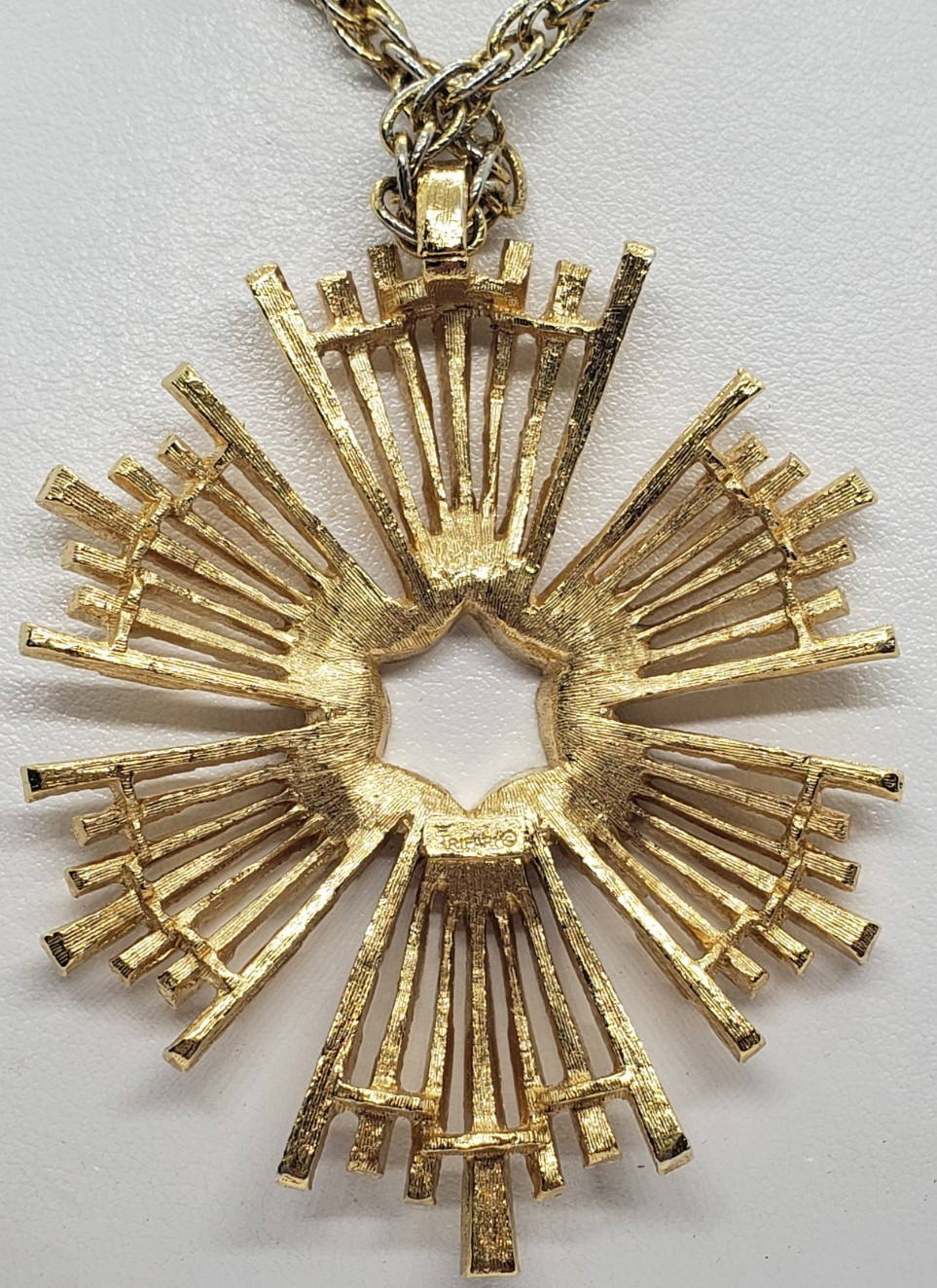 Vtg TRIFARI Goldtone Sunburst Modernist 60’s Glam Statement Pendant Necklace 25″