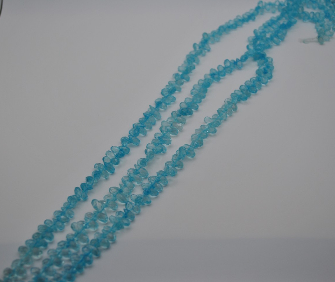 blue topaz (coloured) gemstone strand with faceted stones (no clasp)