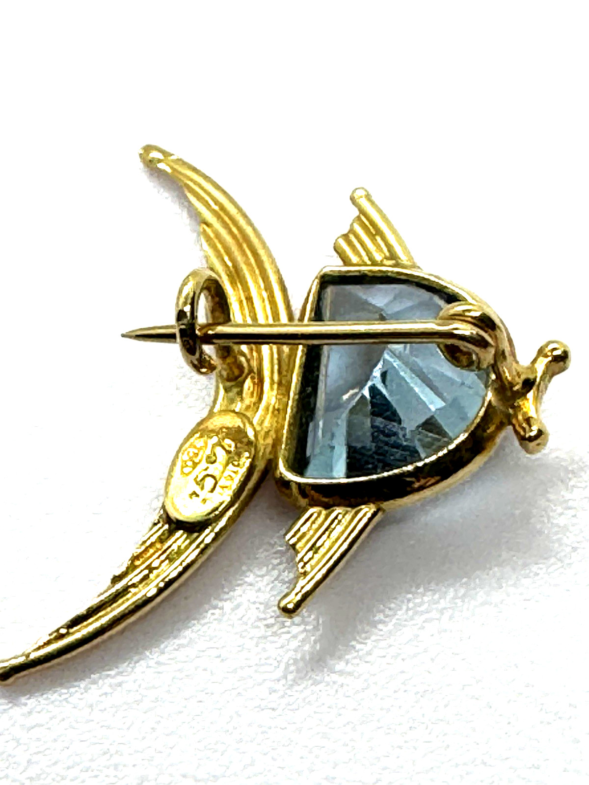 18k Le Gi Blue Topaz Fish Pin C Clasp little brooch with character 2.4 grams