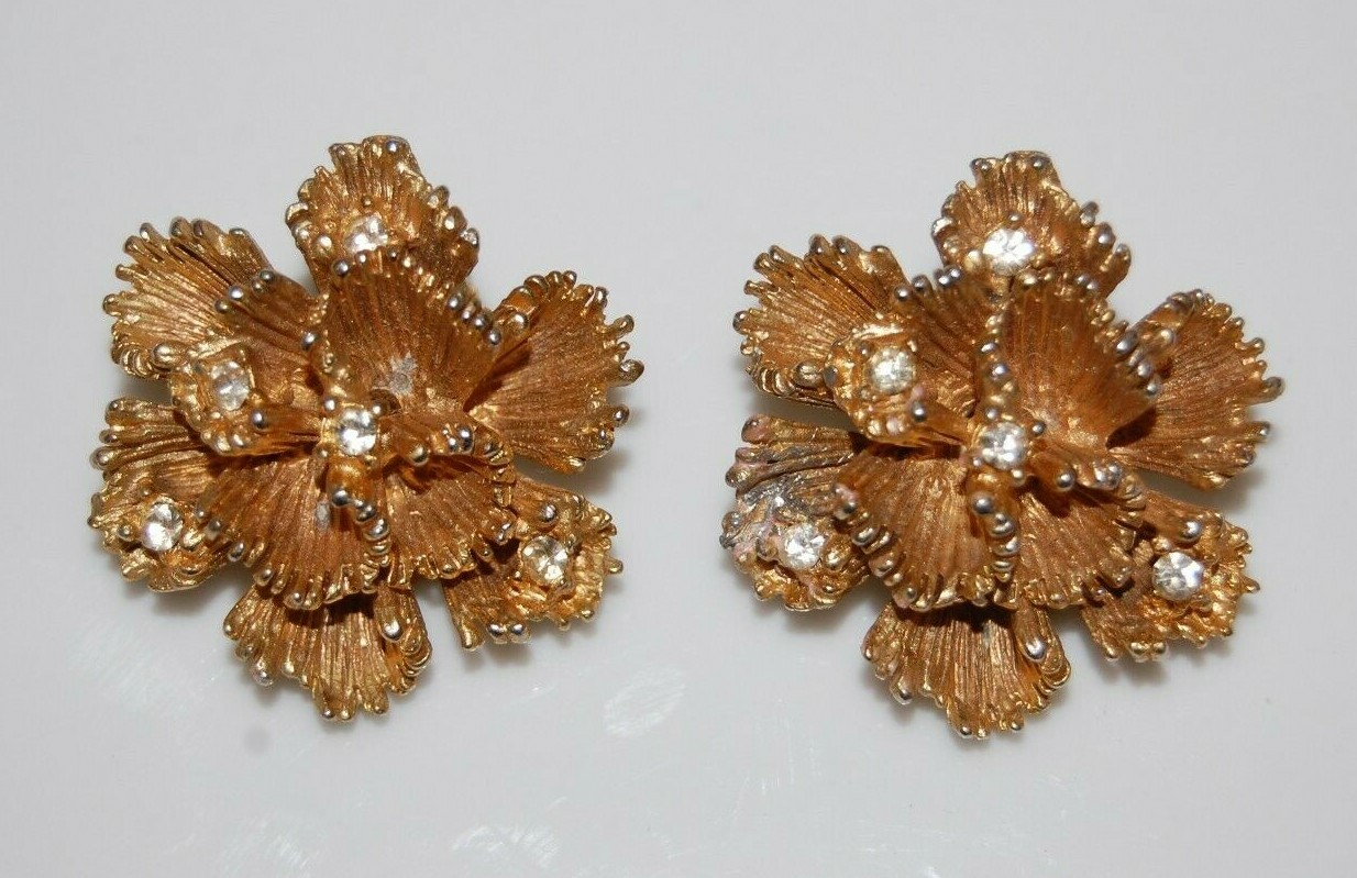 VTG MCM COUTURE GOLDEN FLOWING RIBBON FLOWER & RHINESTONE ACCENTS CLIP EARRINGS