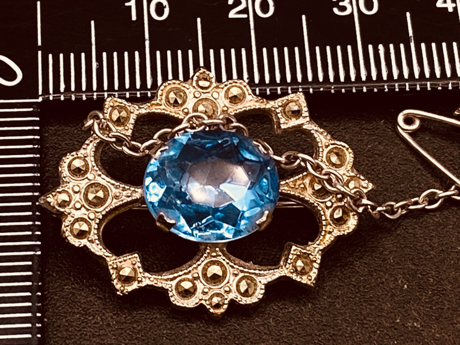 Brooch Blue Glass ‘Sapphire’ Stone Gold Tone Mount with Safety Chain approx 30mm