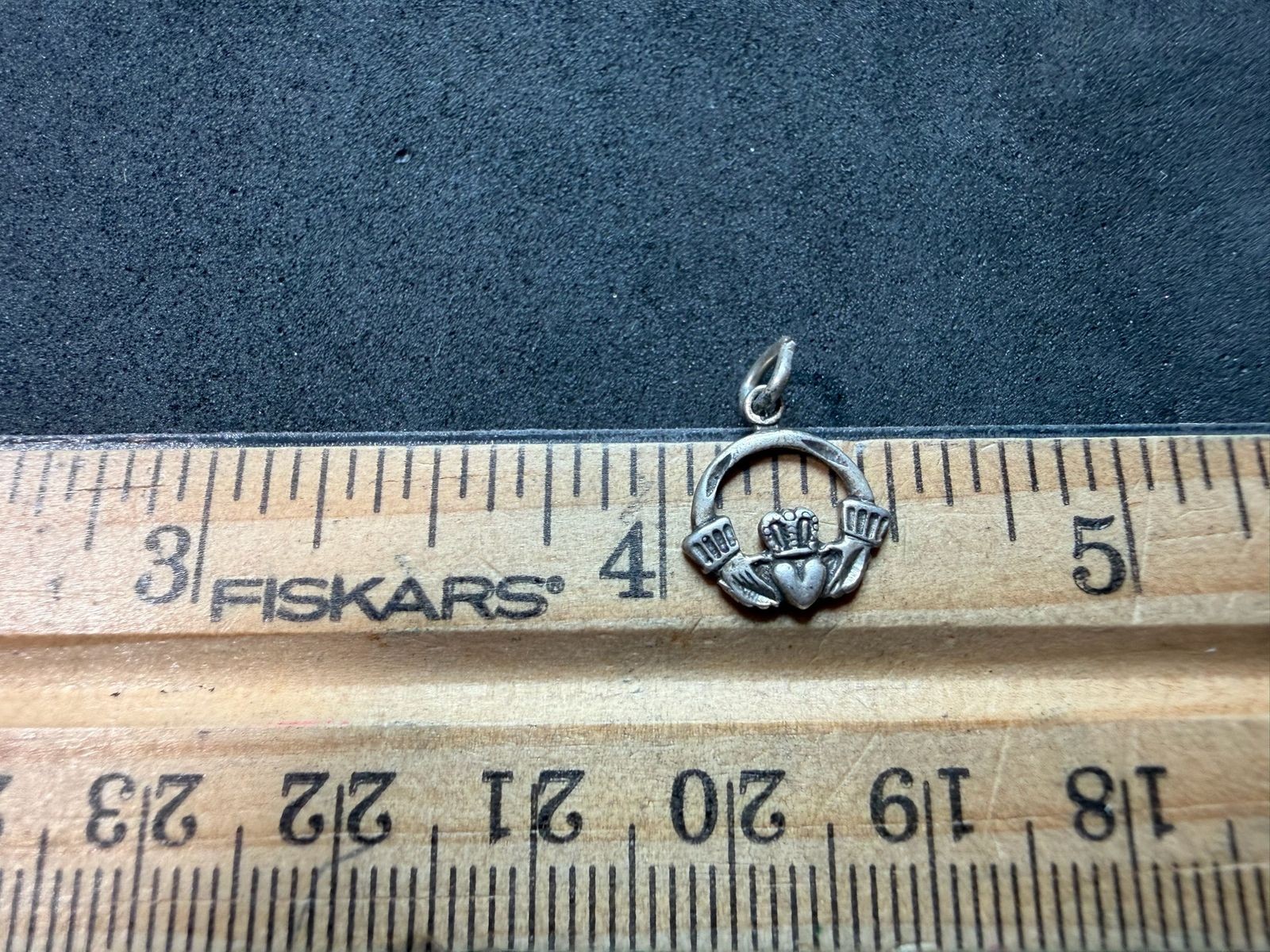 0.57g Vintage Sterling Silver 925 Claddagh Heart Crown Hands Pendant M