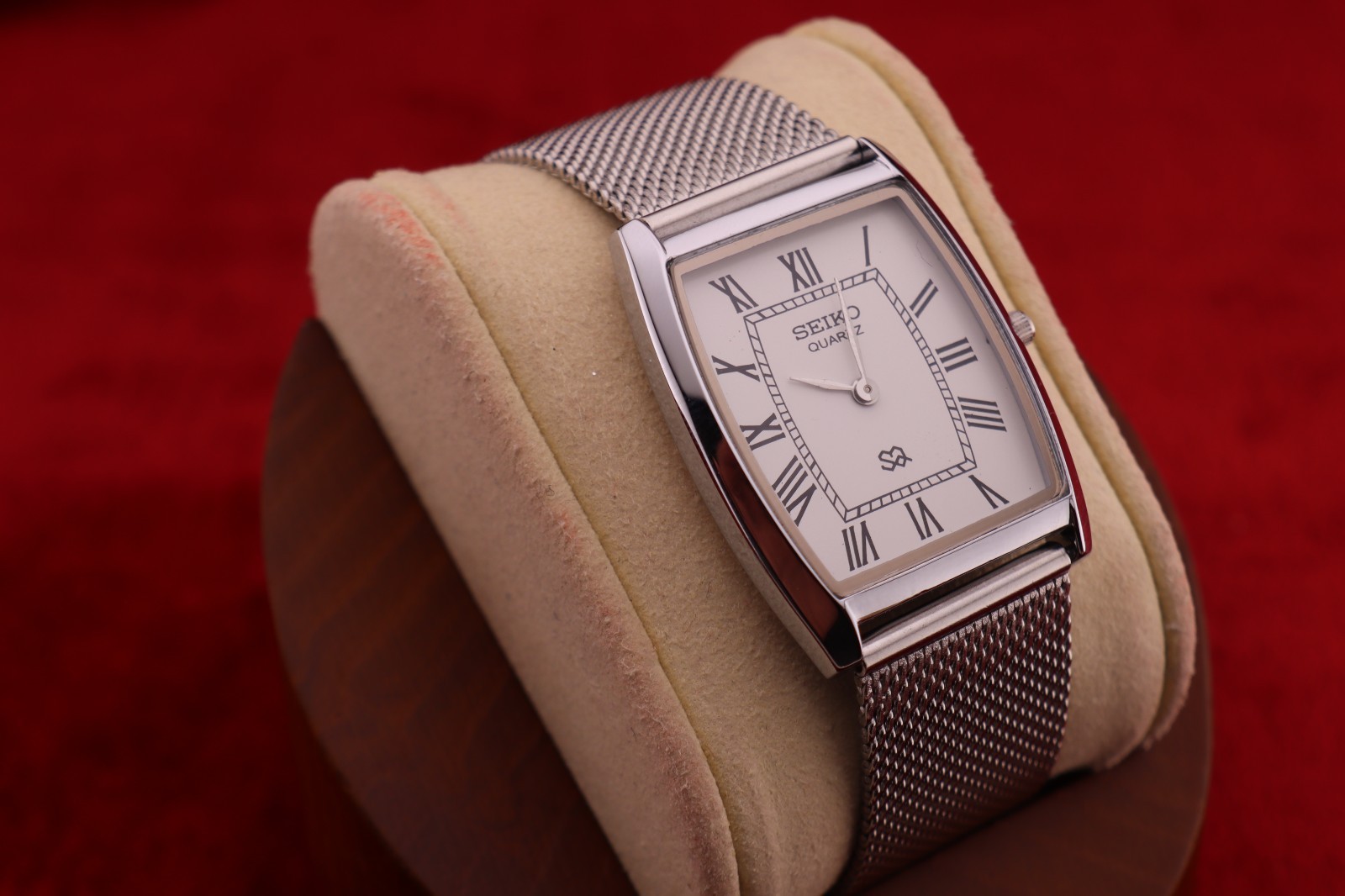 Vintage Seiko Slim Quartz Barrel Tank White Dial Silver Mesh Band Wrist Watch