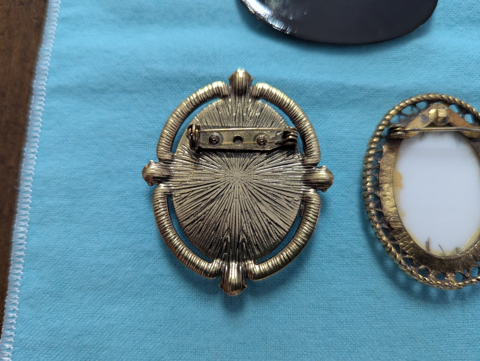 LOT/3 diff OVAL BROOCH/PINS w/diff FLORAL DESIGNS 2 Metals/1 RUSSIAN Black Wood