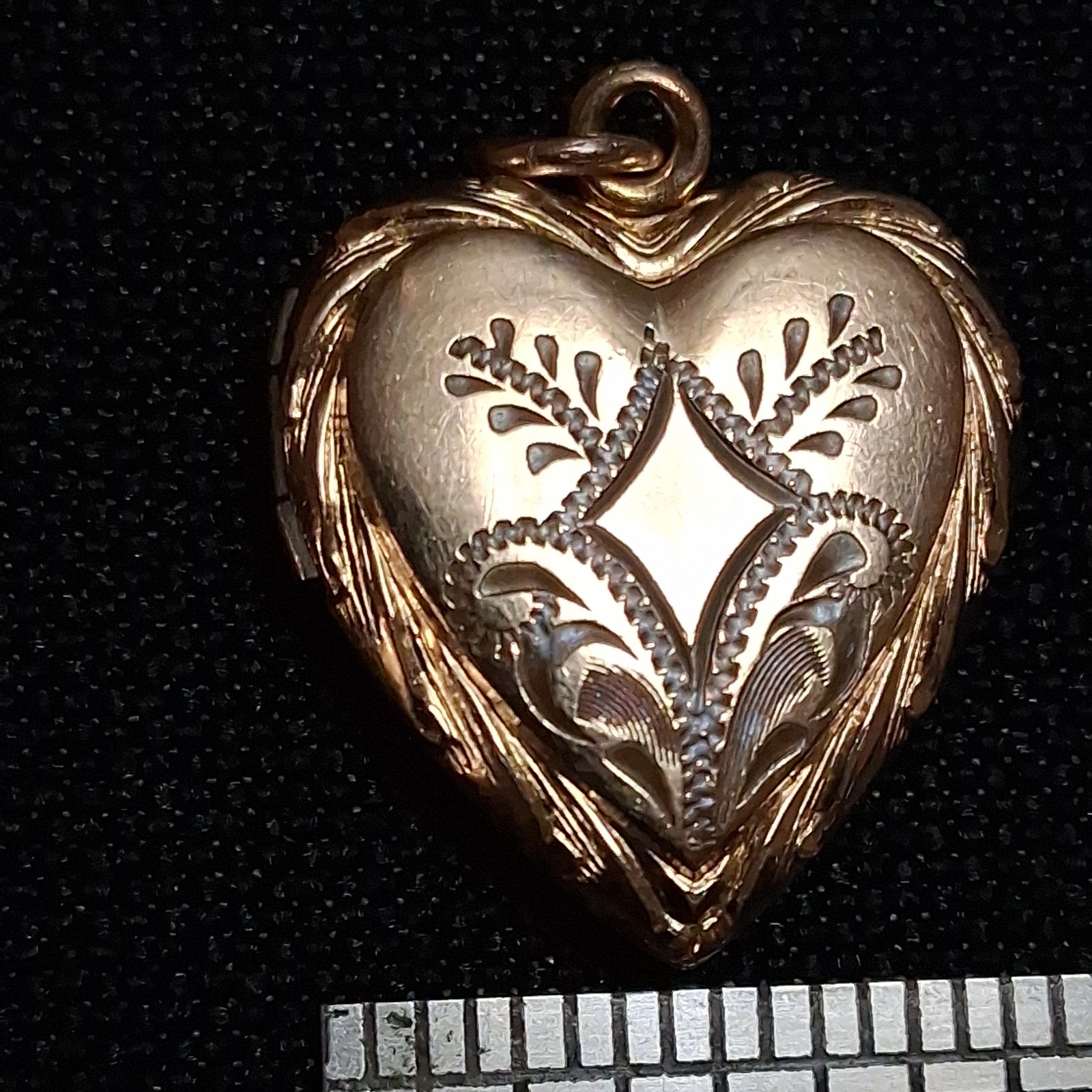 VTG ART DECO ETCHED 12k GOLD FILLED HEART LOCKET PENDANT J21