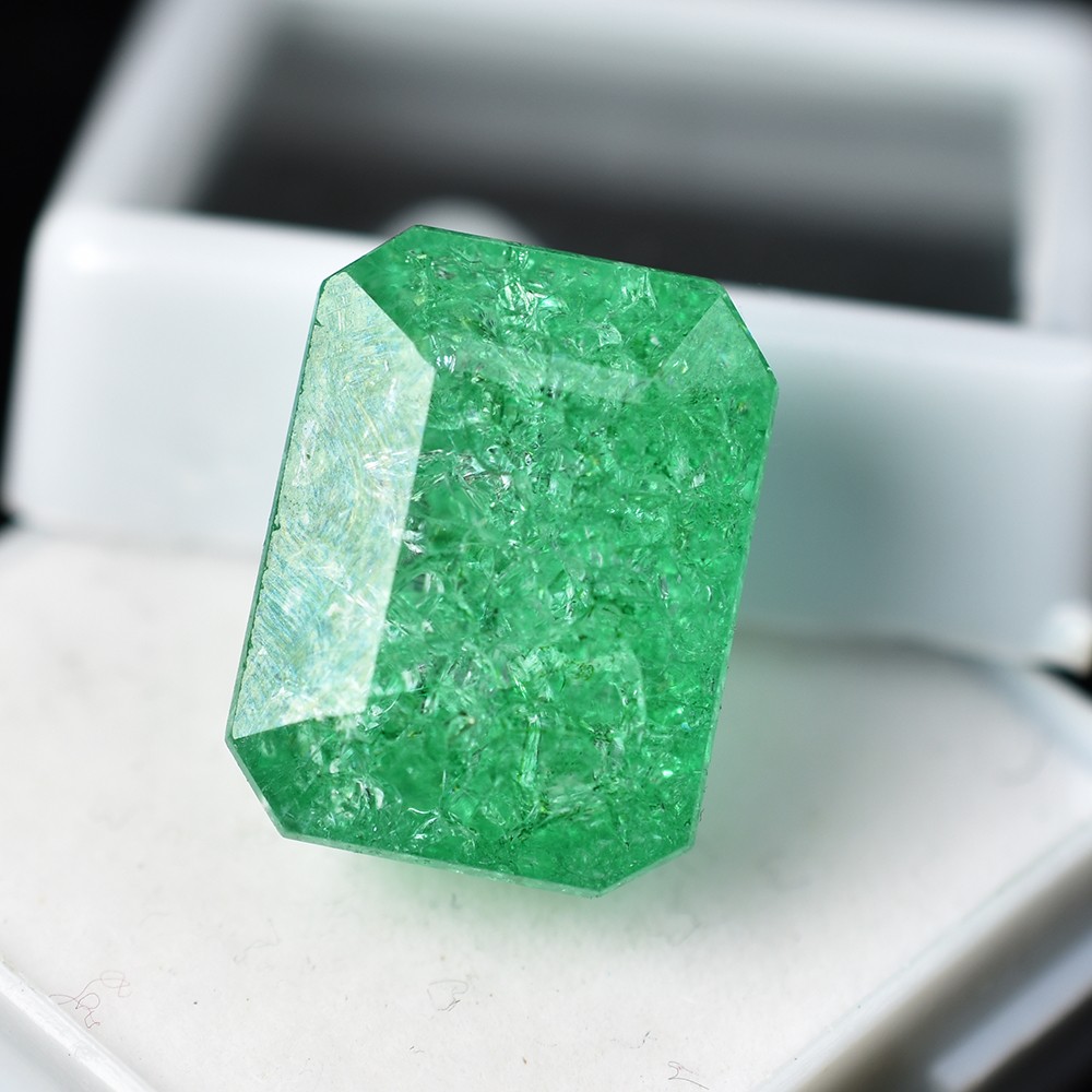 Natural Certified Emerald Cut 20.3 Ct Gemstone Green Emerald Unique Stone