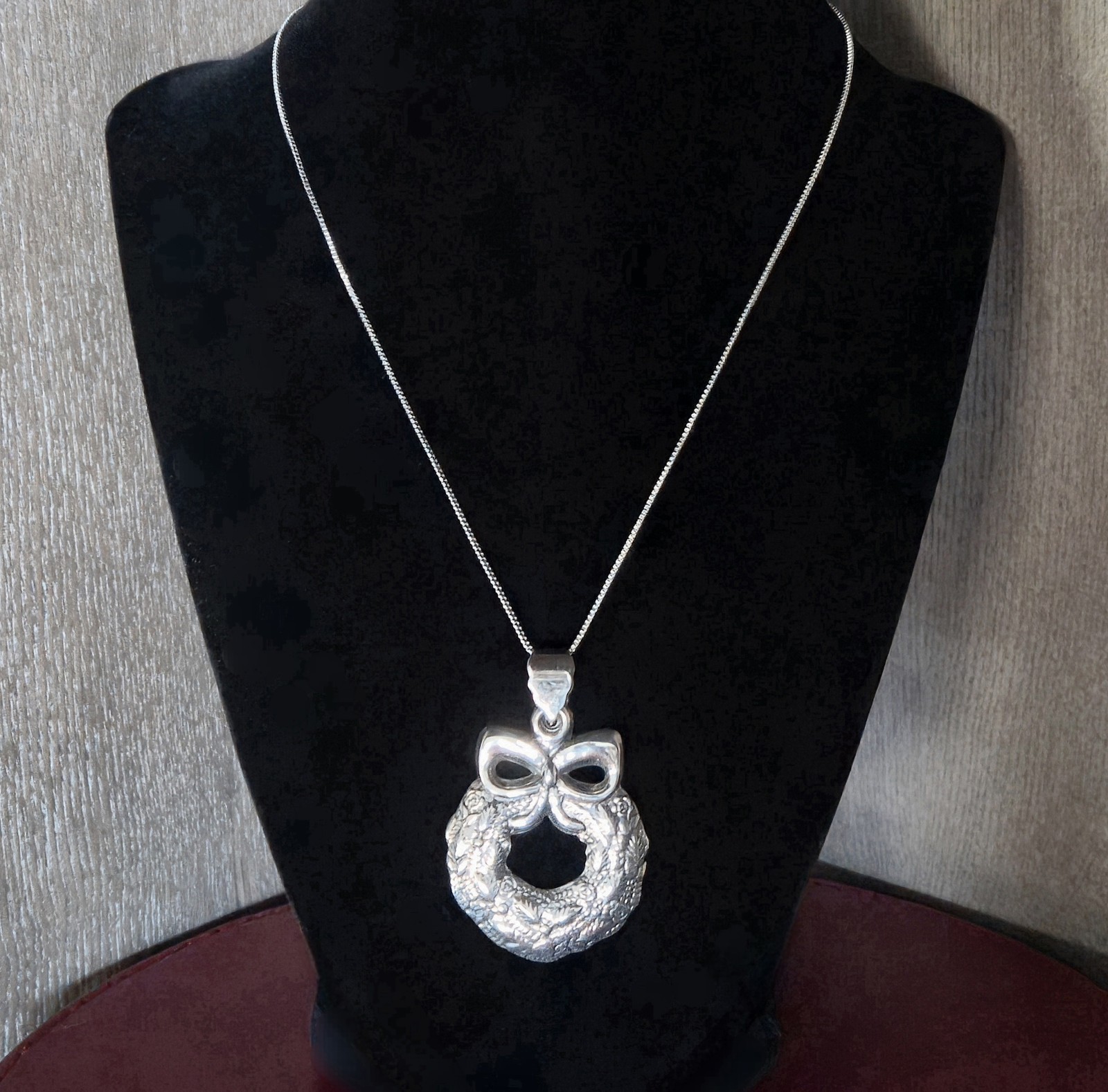 Stefani Argento Designer 925 Sterling Silver Christmas Holiday Wreath Necklace