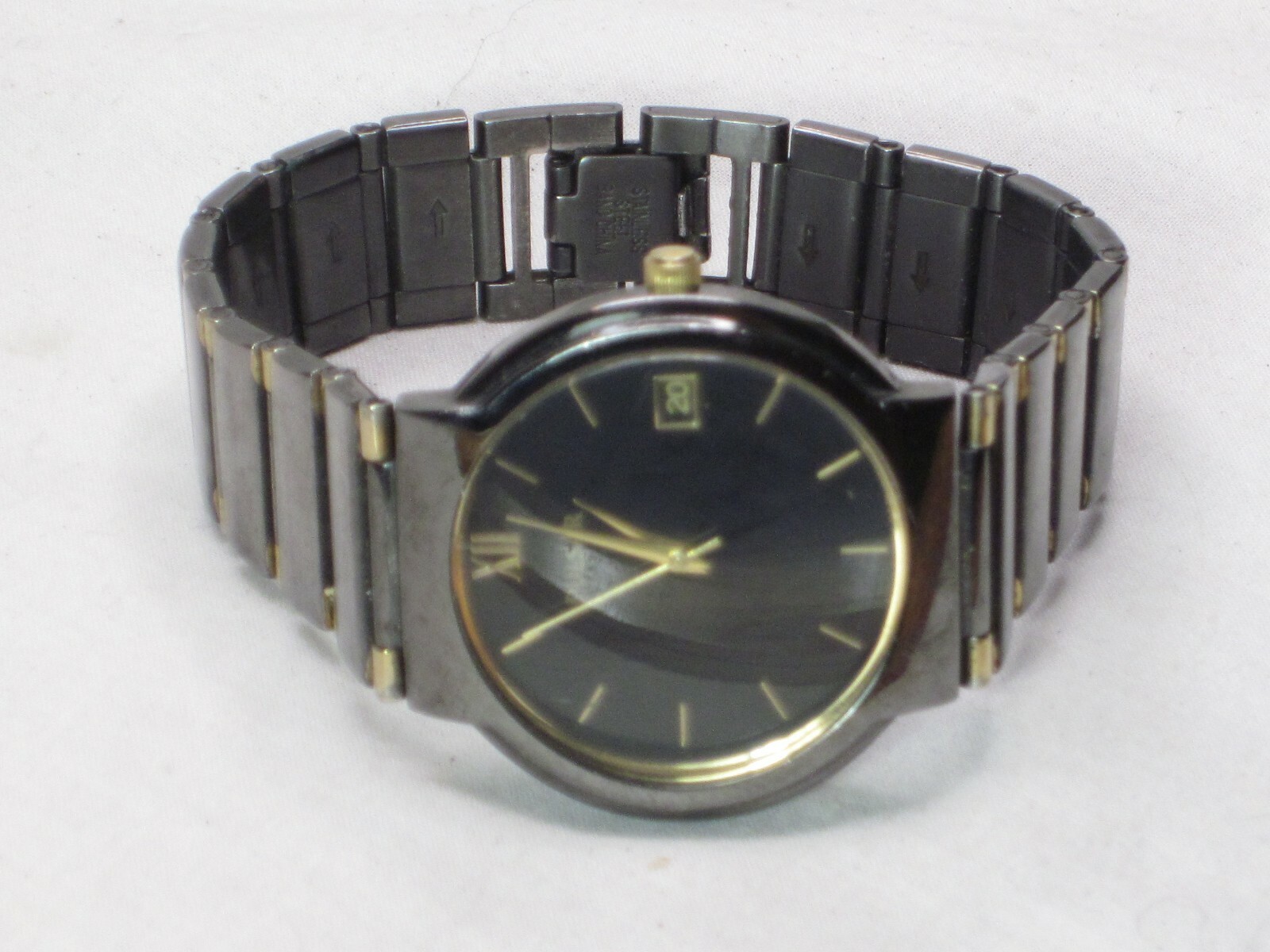 pre-owned PULSAR wristwatch date time VX42-X106 black w/ gold accent