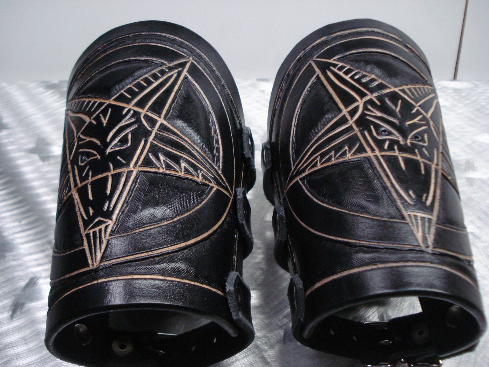 SETHERIAL.. LEATHER CARVED PENTAGRAM GAUNTLET. BLACK METAL (MDLG0329)