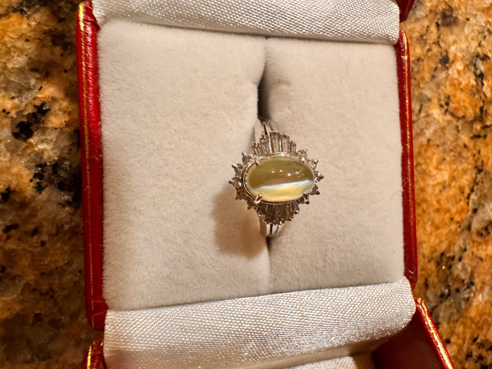 Very rare Cat’s Eye Chrysoberyl Platinum ring