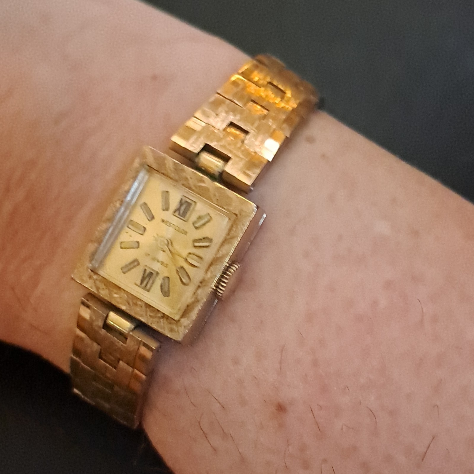 Westclox 17-Jewel Manual Wind Dress Square Tank Watch Gold Bracelet Gold Dial