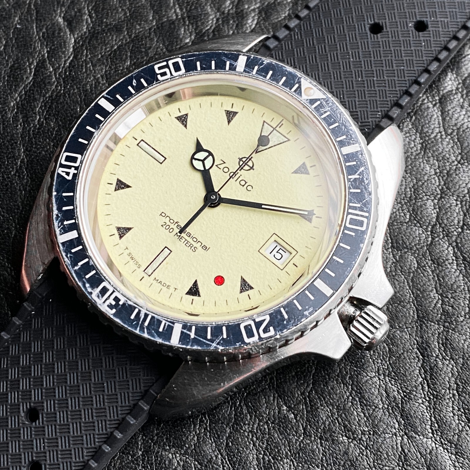 EXCELLENT ZODIAC VINTAGE RED POINT RED DOT 106.21.07 QUARTZ DIVER SWISS