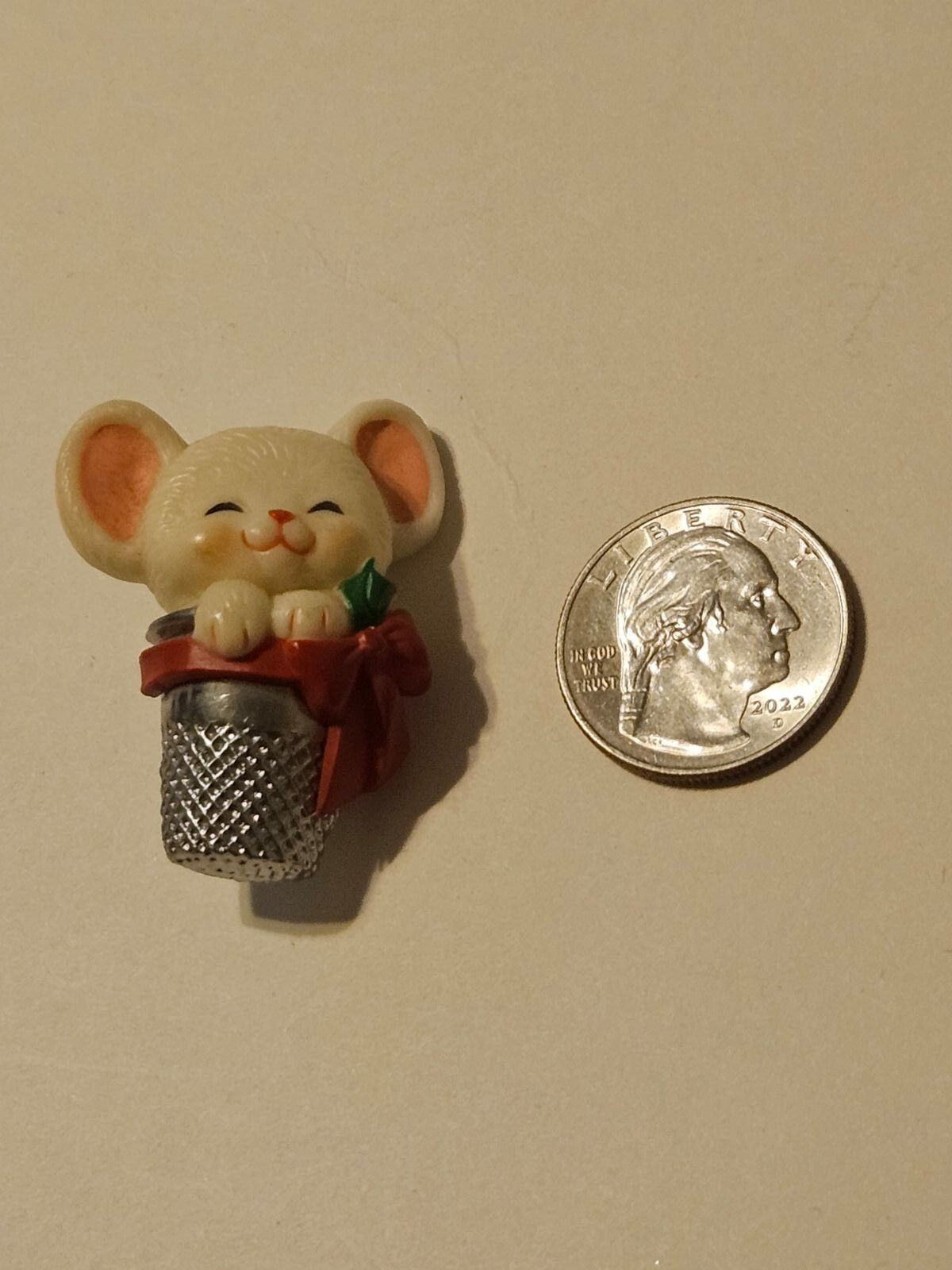 Hallmark Mouse In Thimble Lapel Hat Pin 1983 Christmas Themed Excellent