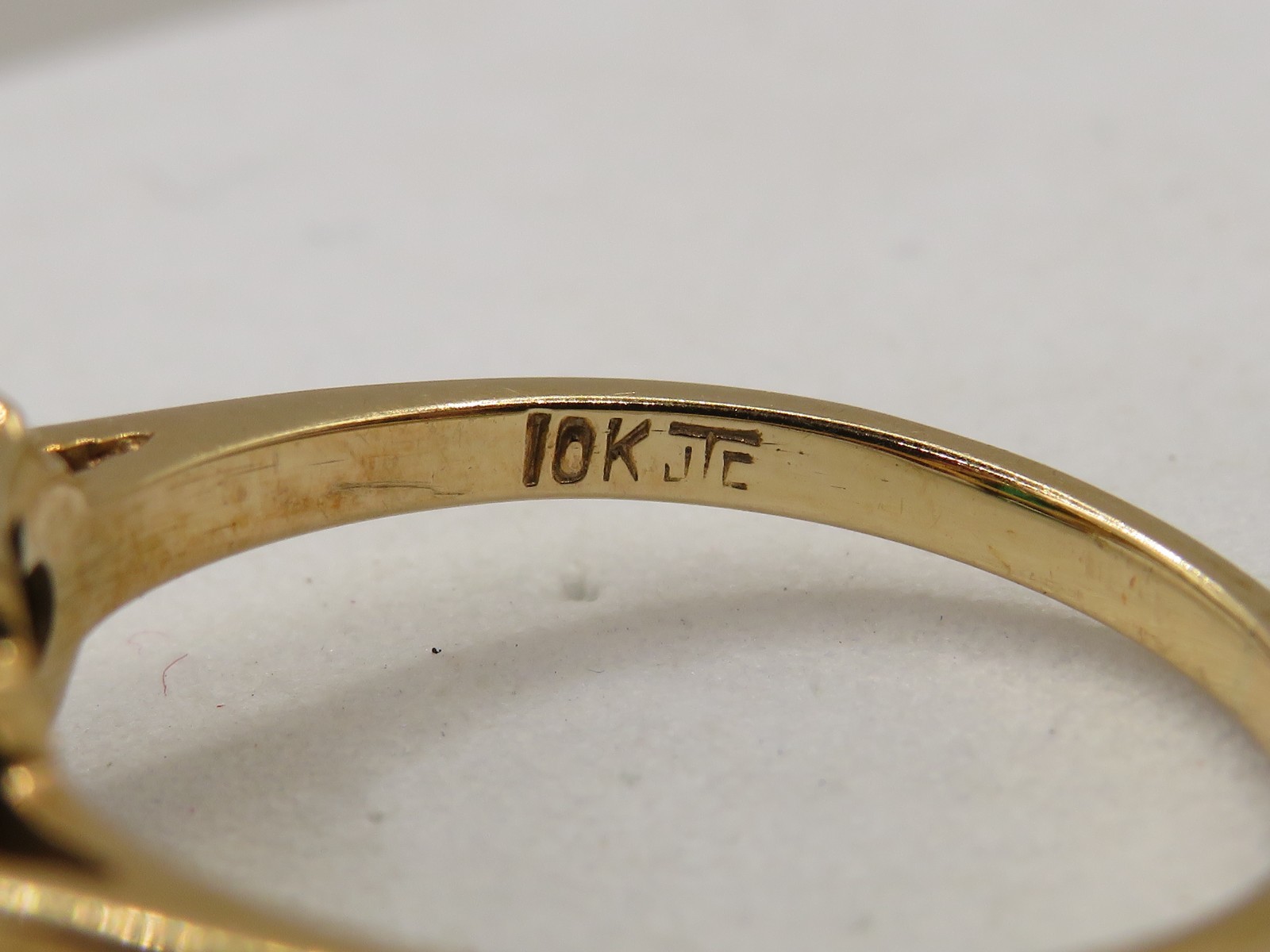 10K YELLOW GOLD RING w 5 SYNTHETIC SPINELS (1 GREEN & 4 WHITE) – SIZE 7.75*