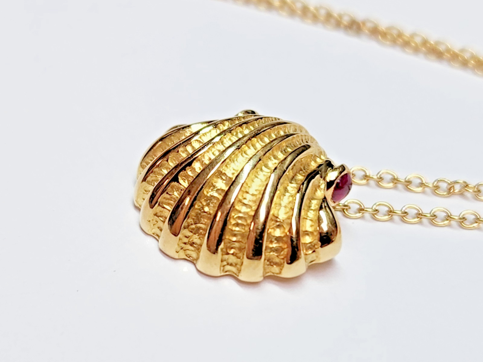 TIFFANY & Co. 1990s 18k Ruby Cabochon Accented Oyster Shell Pendant 16″ Necklace
