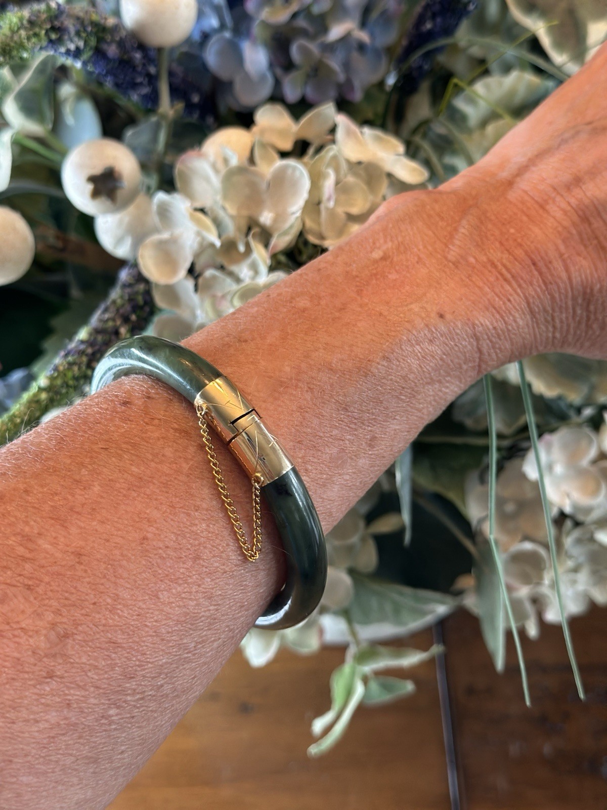 Vintage Green Nephrite Jade Hinged Gold Tone Bangle Bracelet w/ Push Lock /Chain