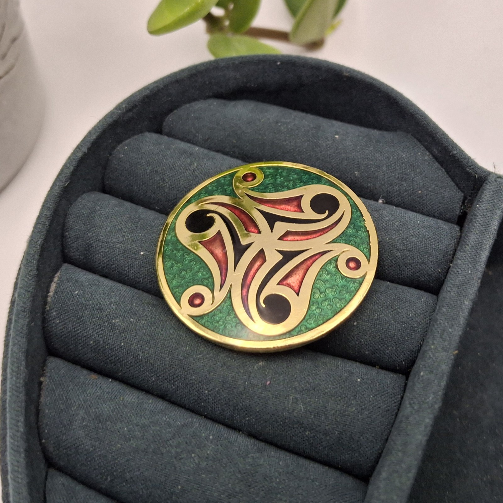 Celtic @ Sea Gems Enamel Brooch Round Green Red Gold Tone Knot Design