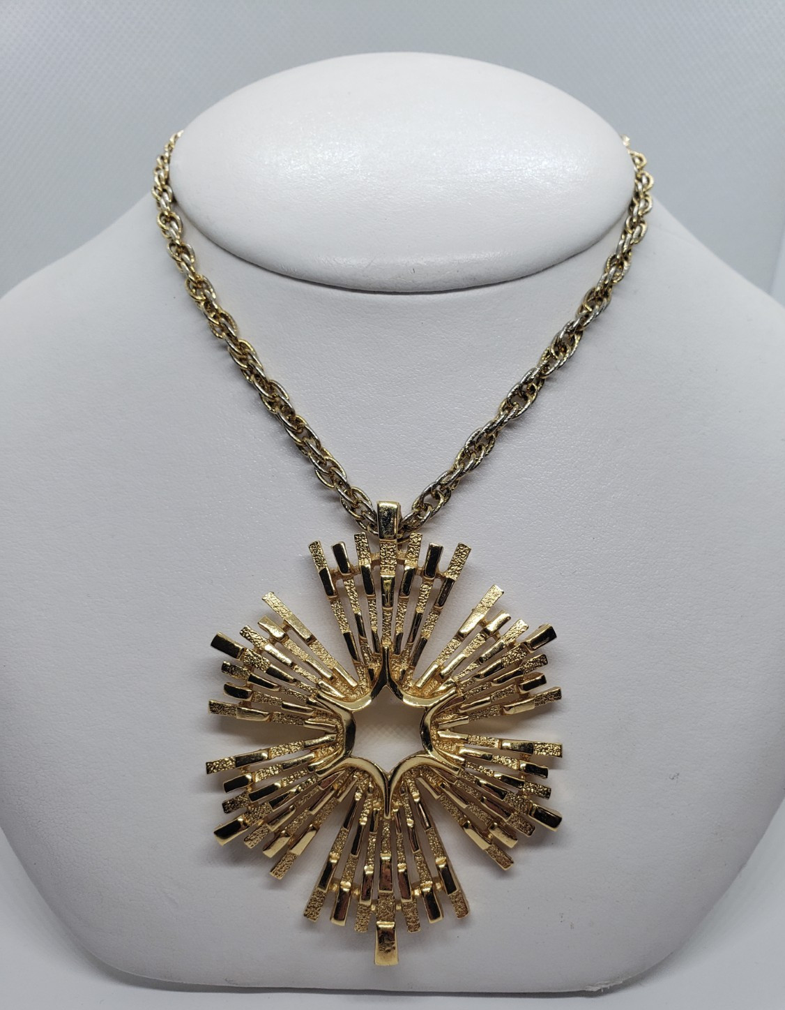 Vtg TRIFARI Goldtone Sunburst Modernist 60’s Glam Statement Pendant Necklace 25″