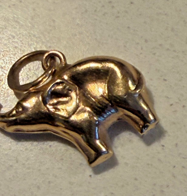 Vintage 3/4″ Solid 10kt Gold Elephant Pendant NOS NOI 0.5g