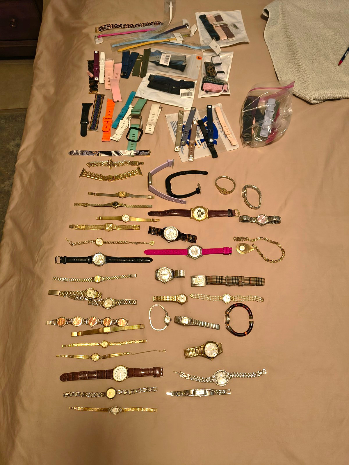 Mixed Lot 35 Wristwatches & 20 +Watch Bands, Fit Bit, Coach, Sieko, Fossil +++
