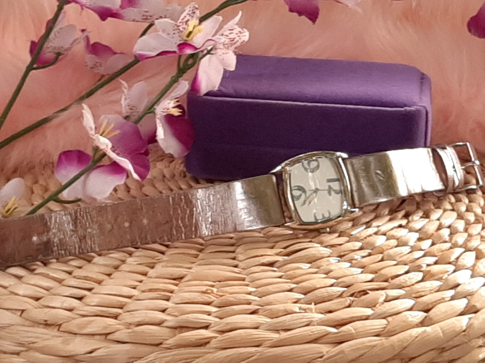 LADIES BIG NUMBER PEWTER SILVER BAND WATCH NWOT NEEDS BATTERY