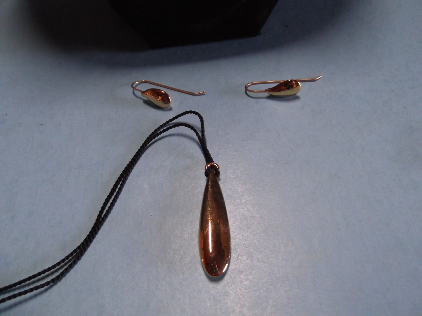 Fashion Jewelry 8.25″in Metal Gold Tone Long Teardrop Necklace/Long Wire Earring