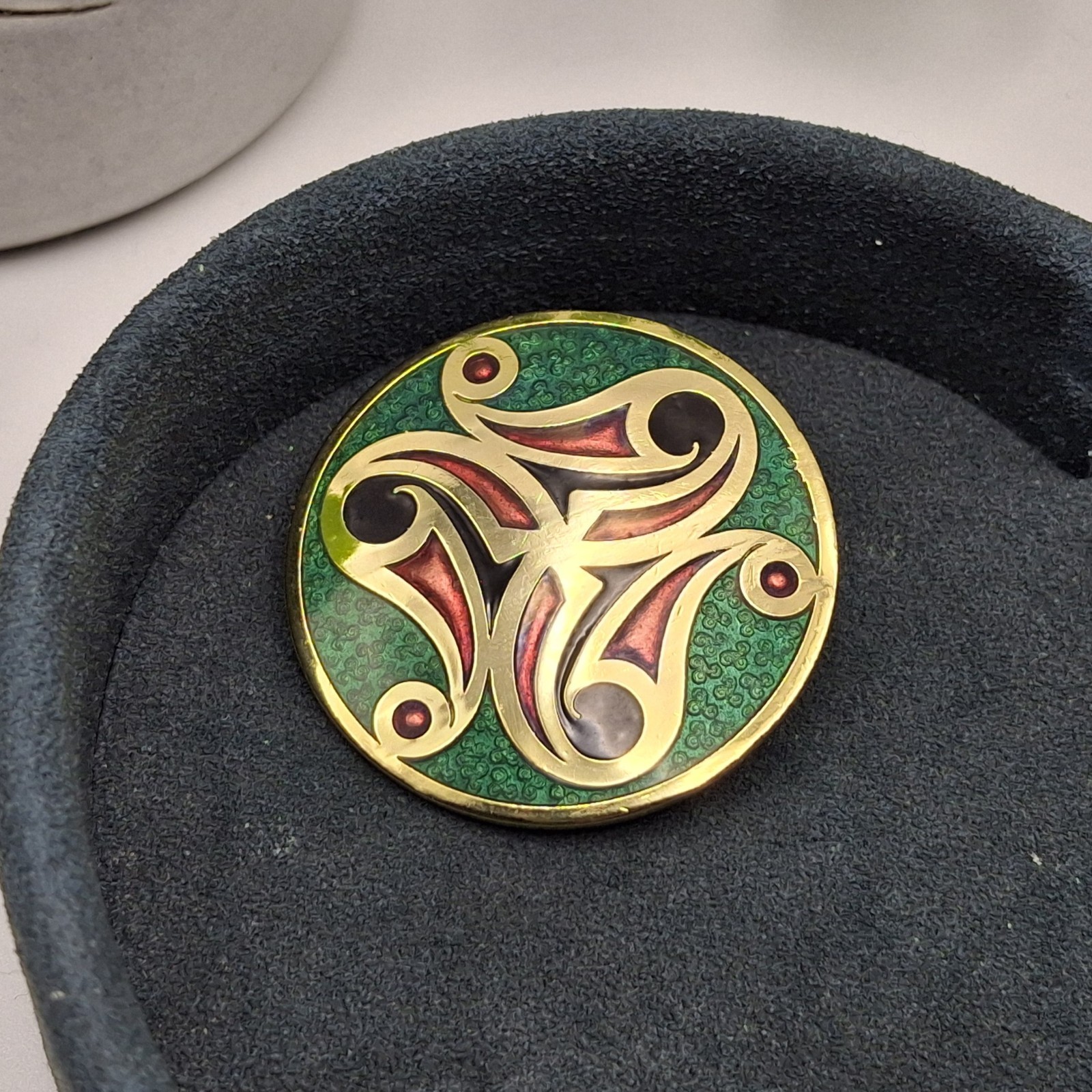 Celtic @ Sea Gems Enamel Brooch Round Green Red Gold Tone Knot Design