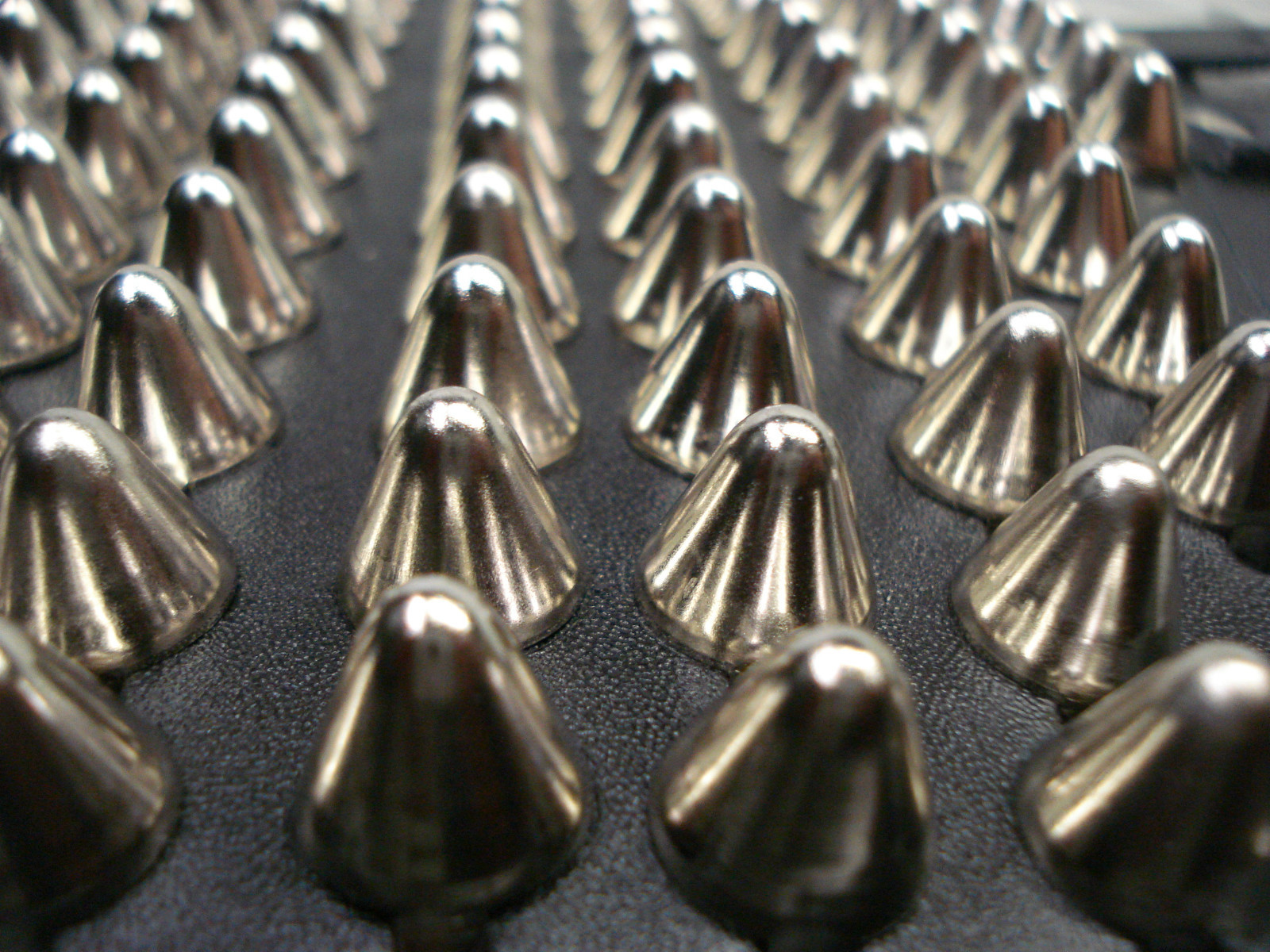 LEATHER UNISEX CONE STUDS GAUNTLETS.THRAS METAL… (MDLUG0312)….MANTAS’S