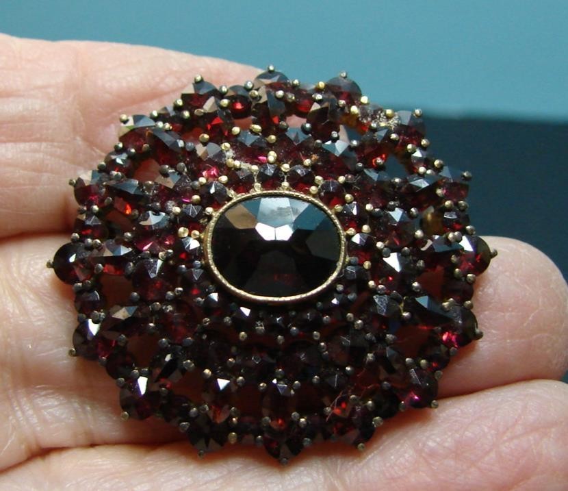 Vintage Oval Garnet Bezel & Prong Set Pin Brooch
