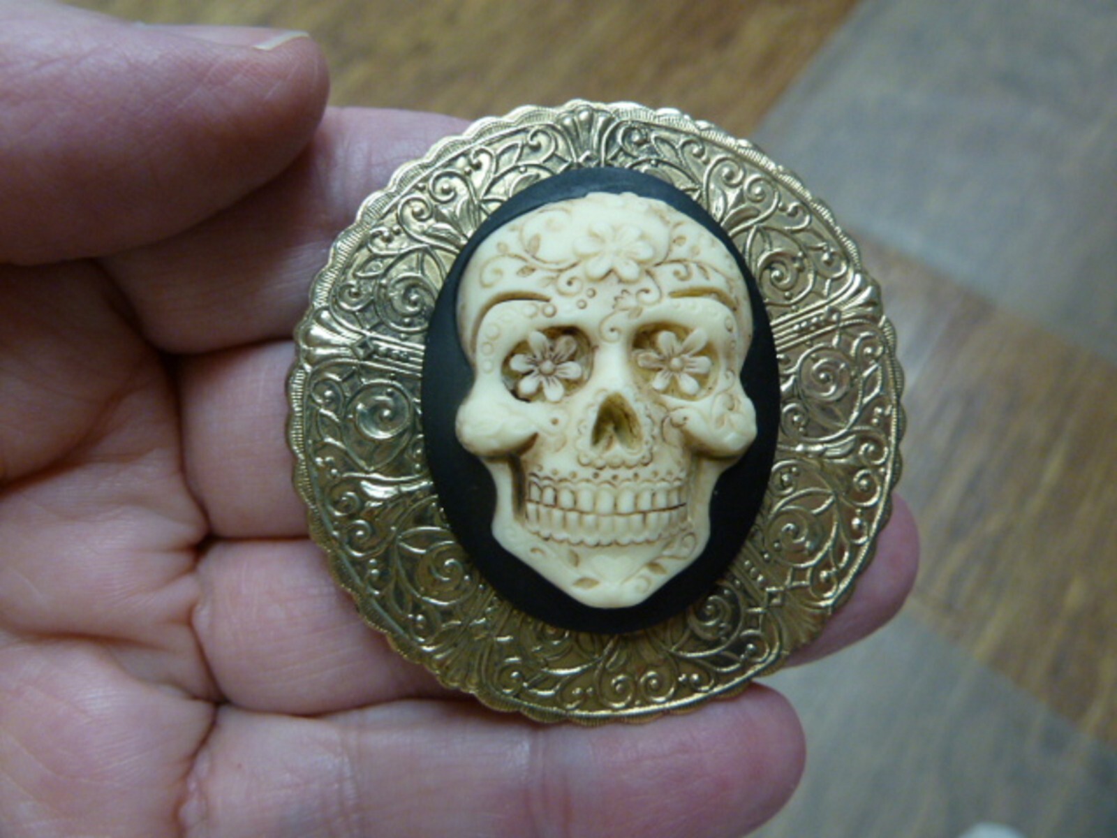 (CM180-4) Day of the Dead sugar Skull off white + black CAMEO Pin Pendant brooch