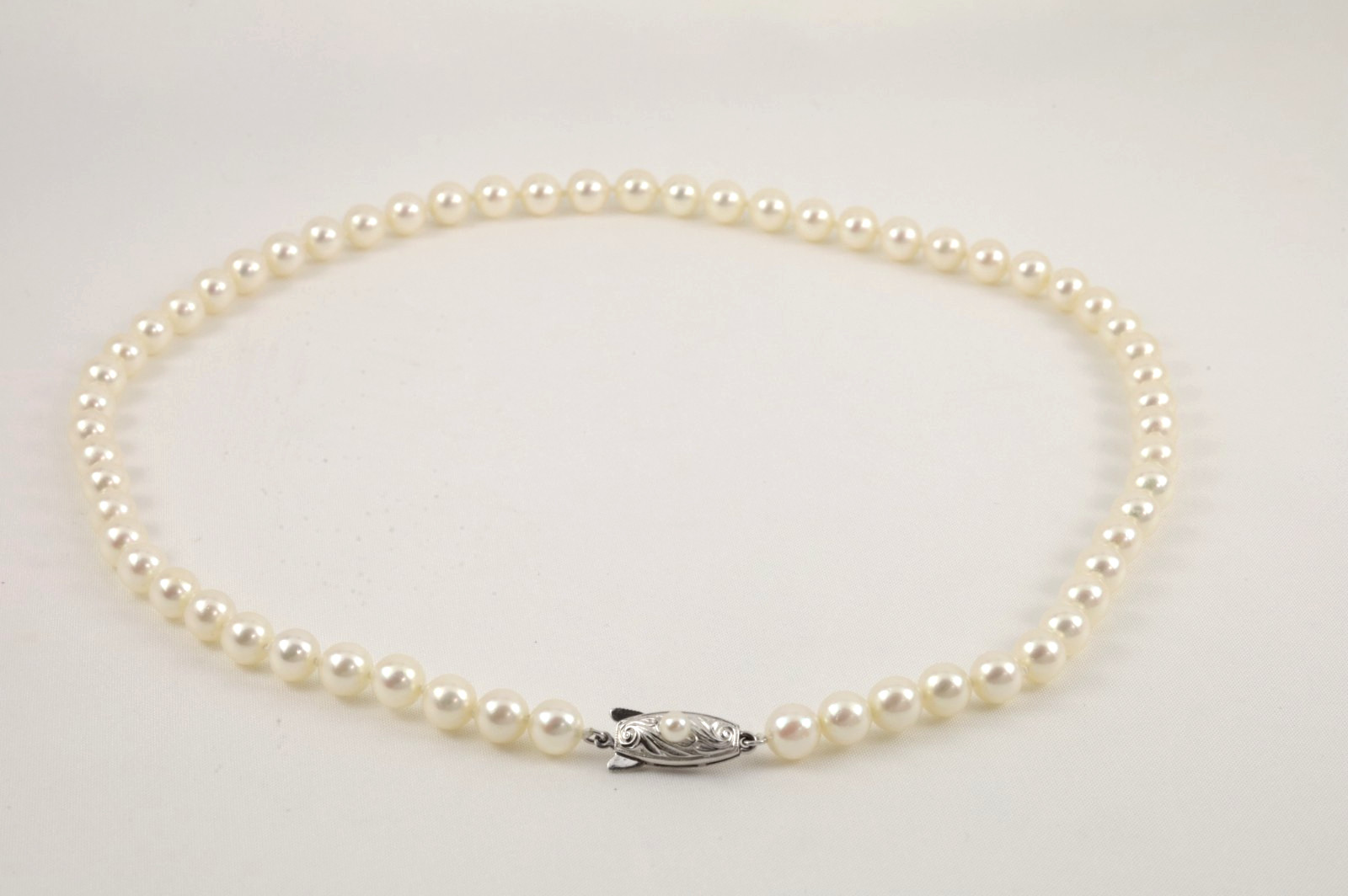 TASAKI Akoya Pearl Necklace 6.5-7.0mm 18″ 14K White Gold Clasp w/ Case
