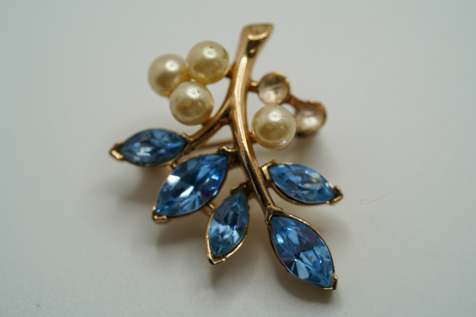 Vintage Crown Trifari Blue Rhinestone Pearl Brooch 3.2cm JB46