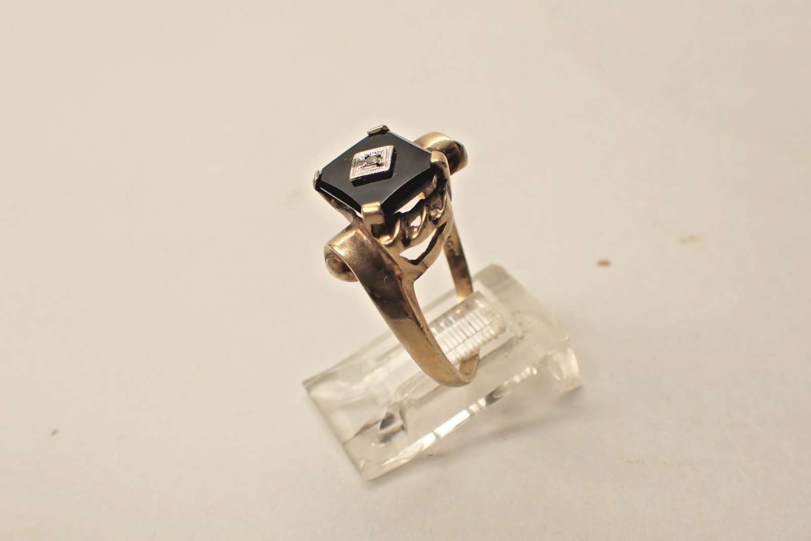 10 kt Yellow Gold Ring W Balck Onyx & Diamond Size 7.5 3 Grams